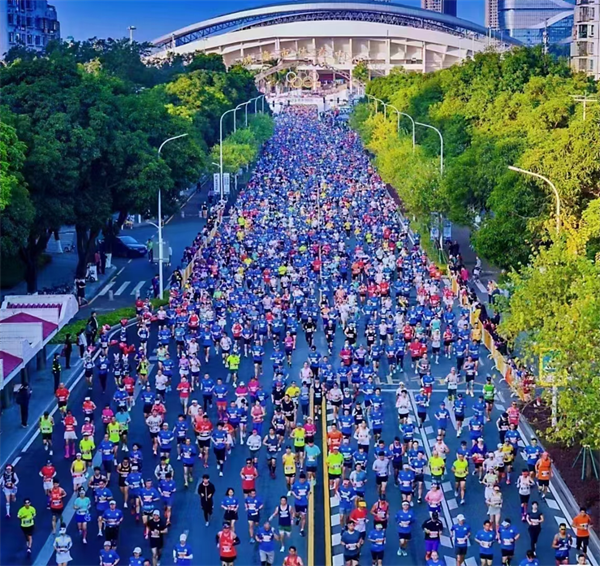 Il gruppo Hi-Q si svolge alla Zhuhai Marathon